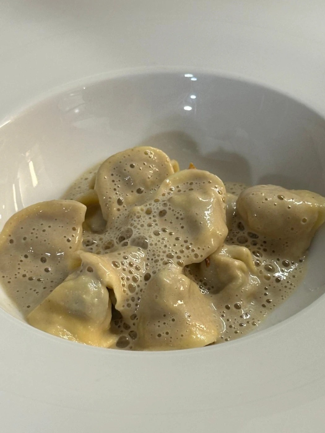 Raviolis con salsa de hongos( , albahaca, rucula y tomates secos.jpeg