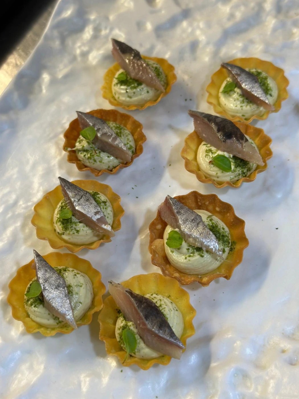 Tartaleta de wanton con crema de queso-wakame-sardinilla y sardina ahumada.jpeg