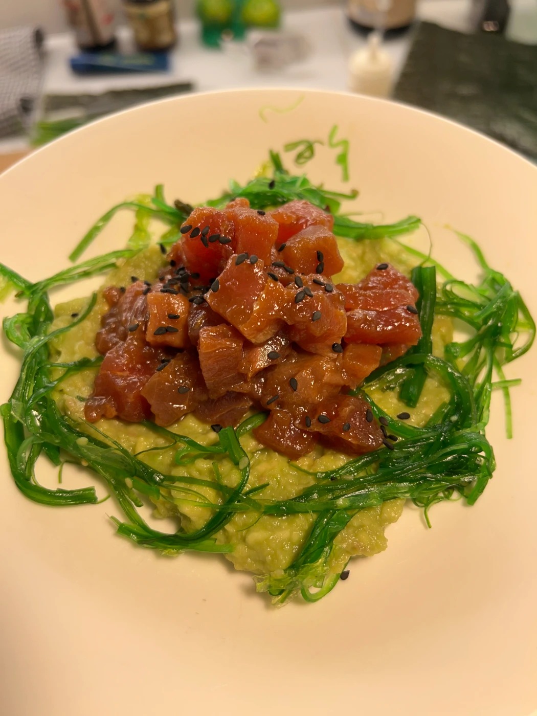 Tartar atún wakame.jpg