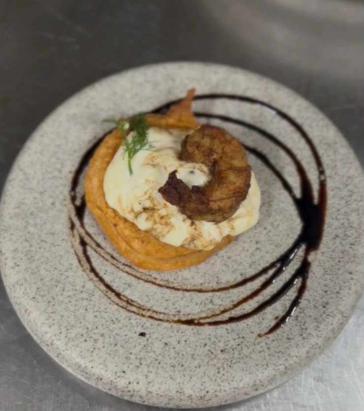 Tostada con crema acida y langostino en soja.jpeg Tostada con crema acida y langostino en soja.jpeg