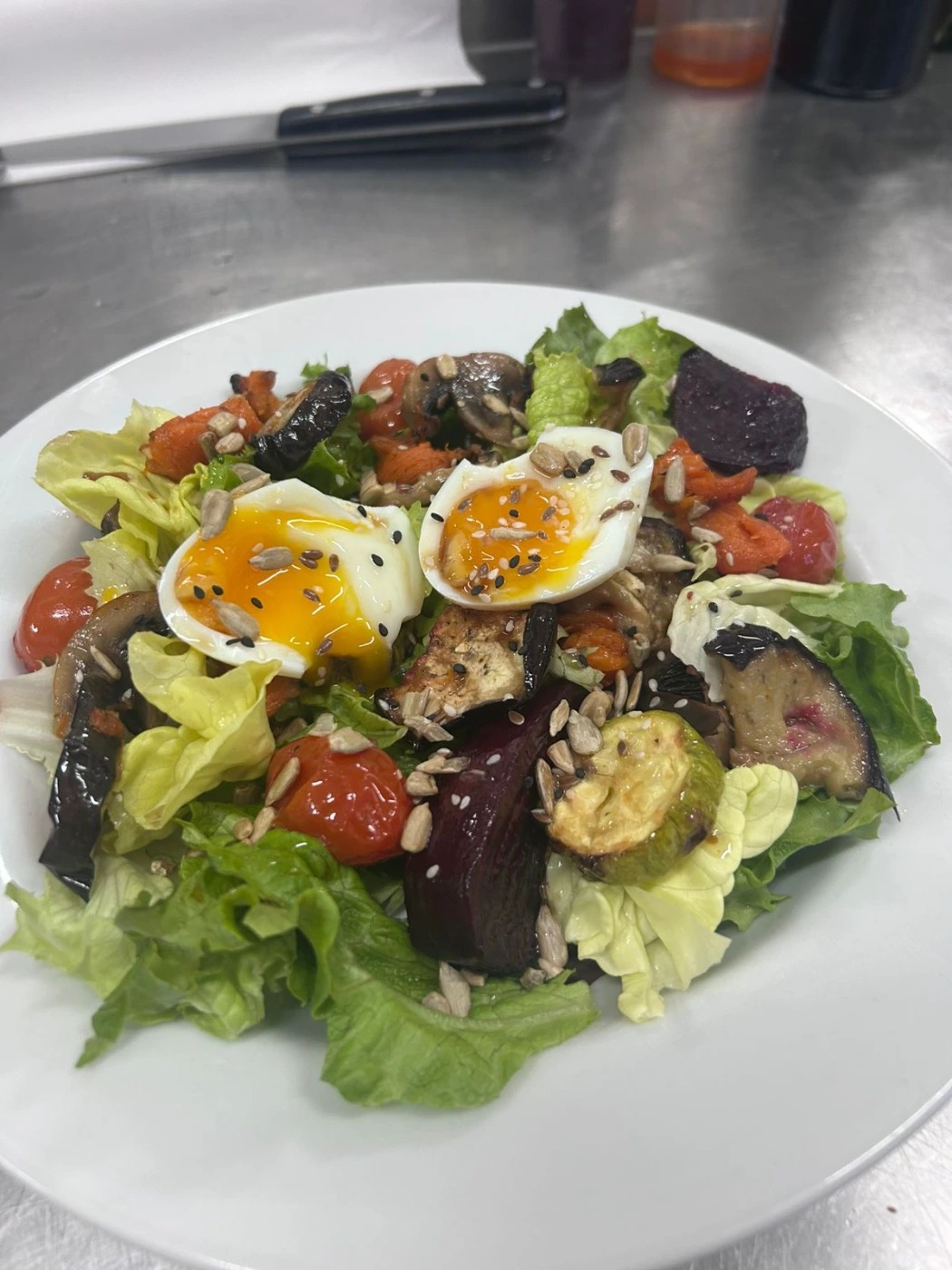 Ensalada de vegetales asados y huevo mollet.jpeg Ensalada de vegetales asados y huevo mollet.jpeg