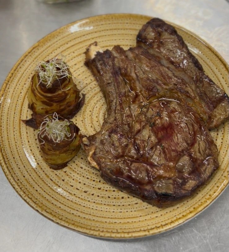Prime Rib con rosa de papa.jpeg Prime Rib con rosa de papa.jpeg