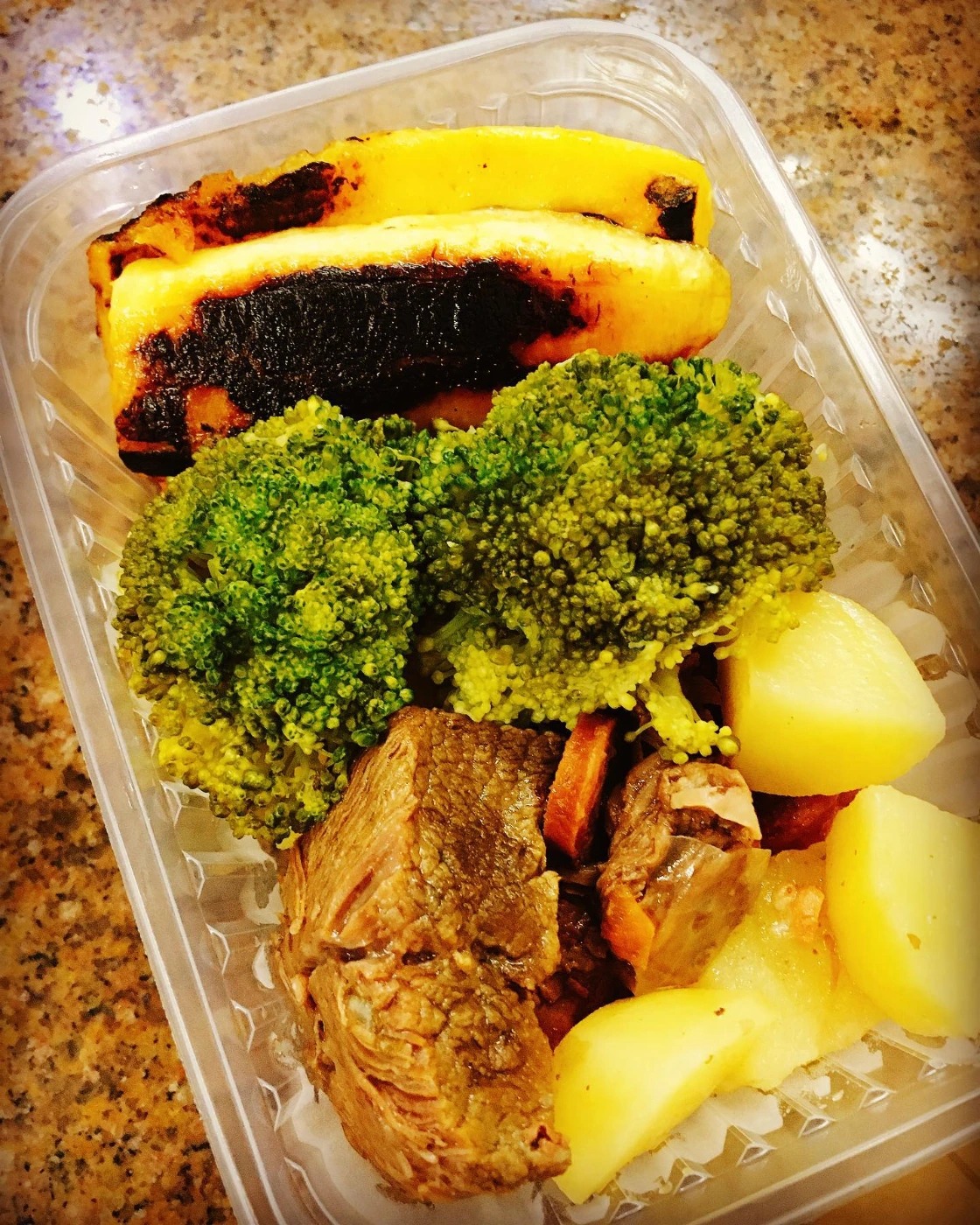 Carne assada com brocolis e banana.jpg Carne assada com brocolis e banana.jpg