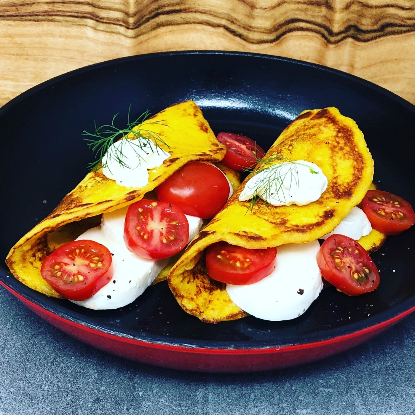 Seite 150 - Cachapas mit Mozzarella und Cocktailtomaten.jpeg