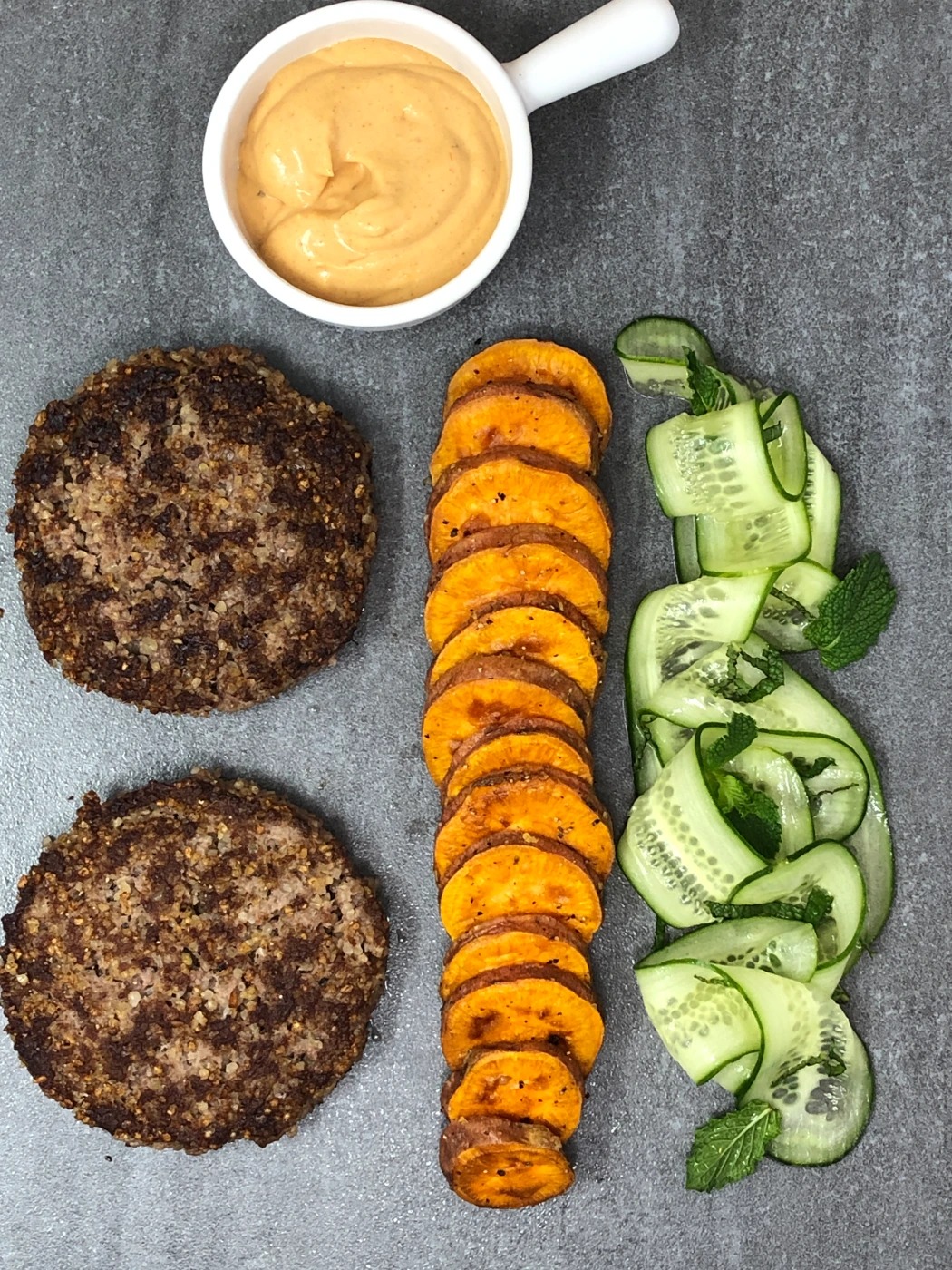 Seite 184 - Bulgur-Rindfleisch-Burger mit Tomaten-Curry-Mayonnaise.jpeg
