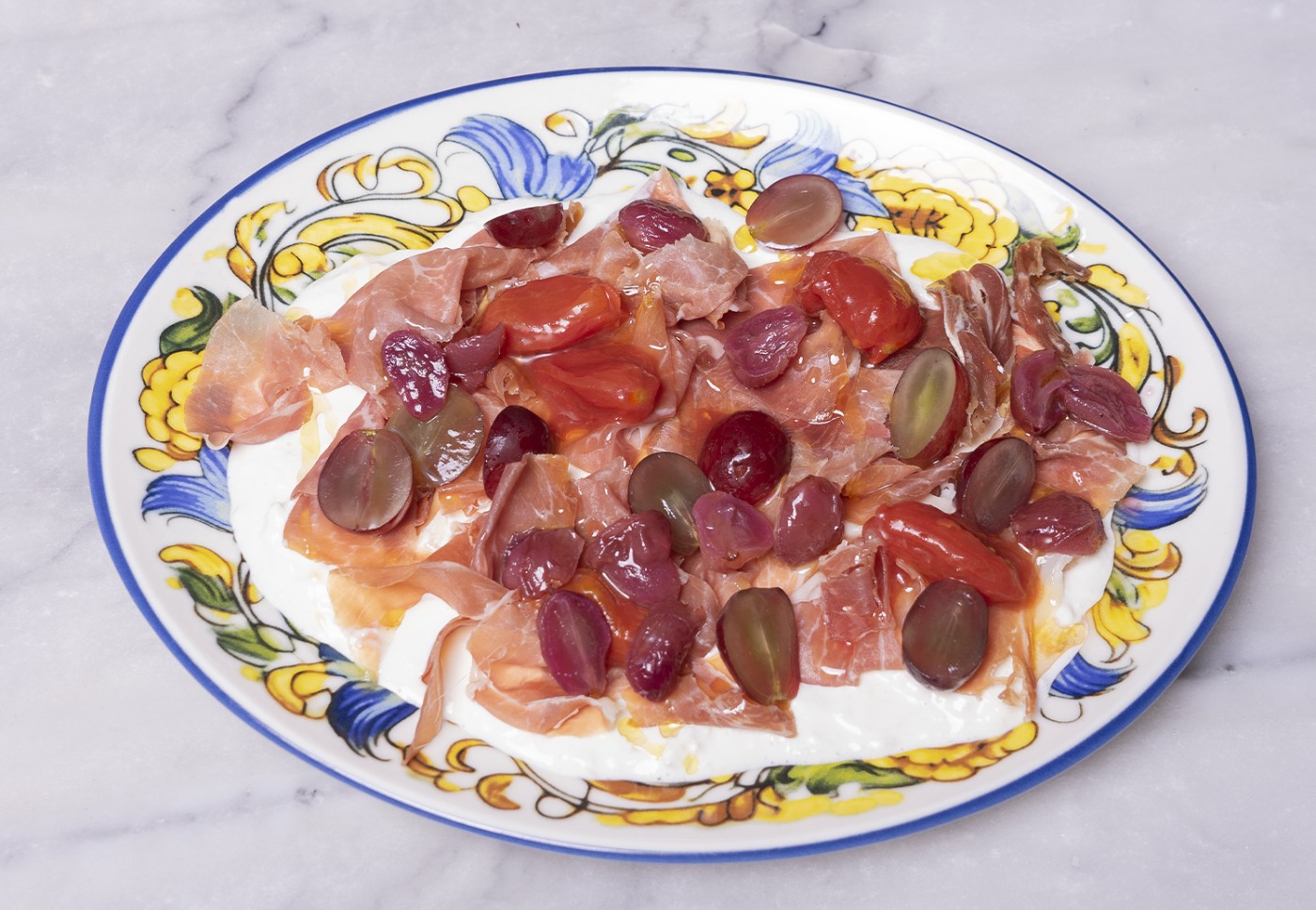 stracciatella prosciutto y uvas asadas.jpg