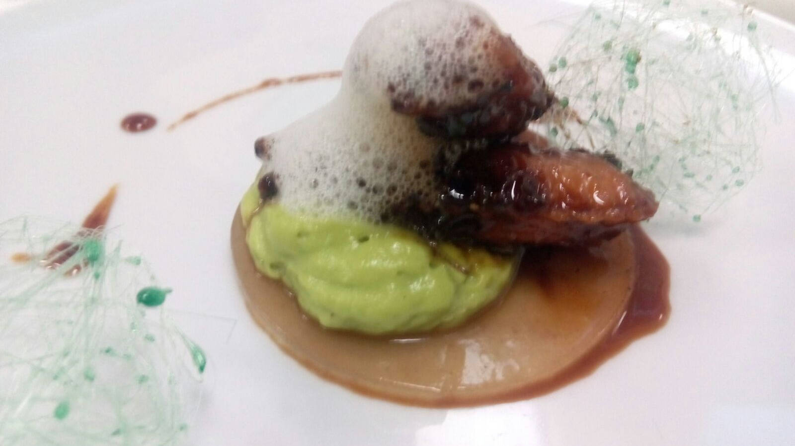 Alitas picantes, espuma de guisantes aire de ib y velo de caldo de pollo.jpg Alitas picantes, espuma de guisantes aire de ib y velo de caldo de pollo.jpg