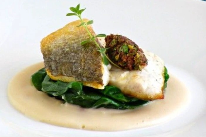 filetto di orata con olive e capperi e vellutata di pane.jpg filetto di orata con olive e capperi e vellutata di pane.jpg