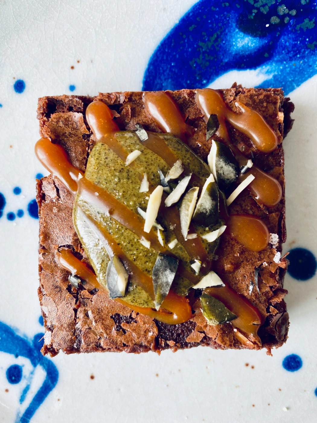 Browni bio maison praliné graines de courge et caramel miso.jpg Browni bio maison praliné graines de courge et caramel miso.jpg