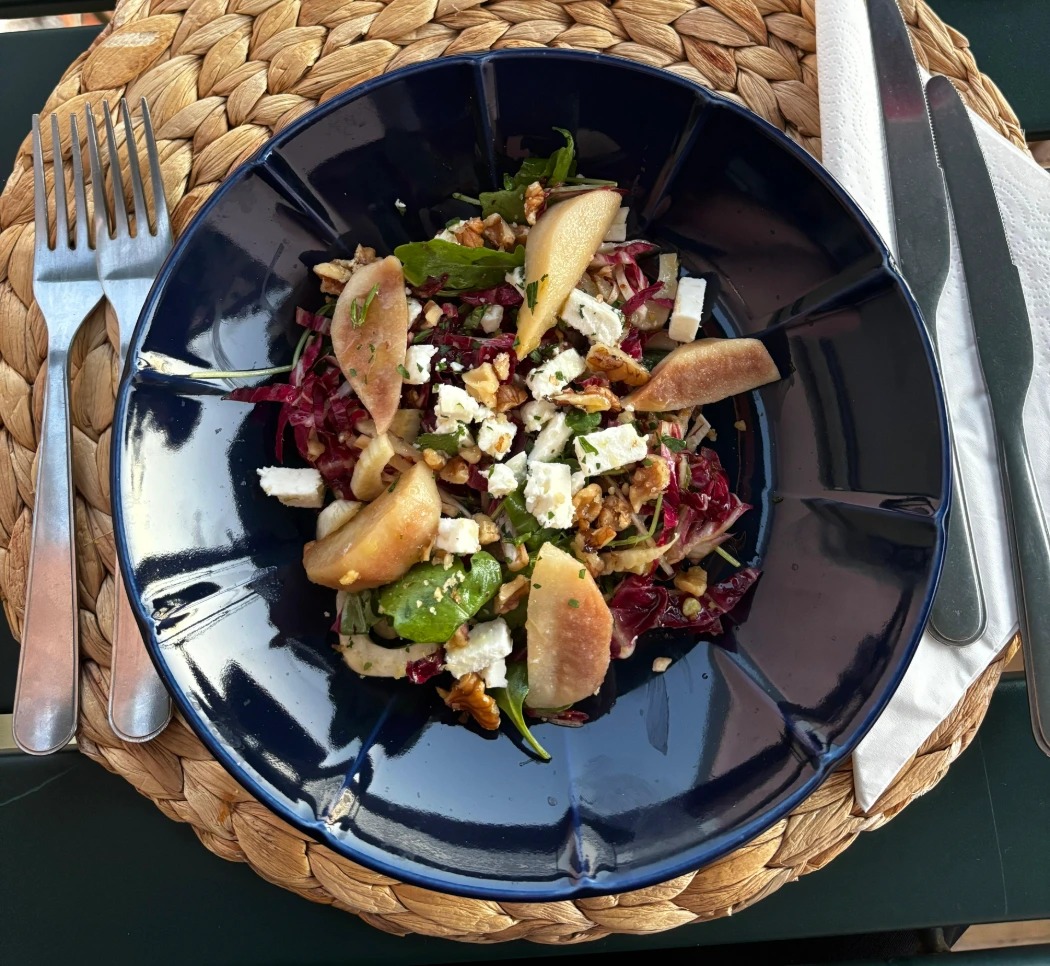 Finocchio, radicchio, feta e pere caramellate (Fennel, radicchio, feta and caramelised pears).jpeg