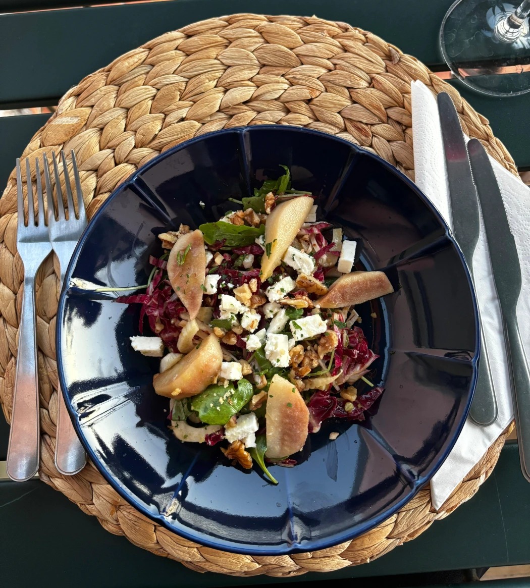 Finocchio, radicchio, feta e pere caramellate (Fennel, radicchio, feta and caramelised pears).jpeg