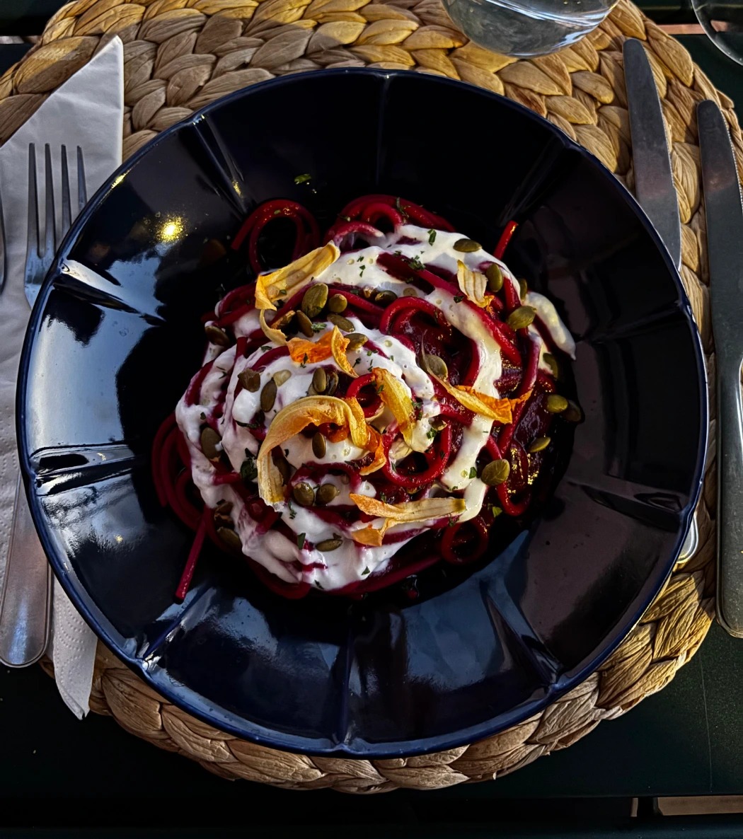 Spaghetti alla barbabietola, stracciatella e semi di zucca (Beetroot spaghetti, stracciatella e pumpkin seeds).jpeg