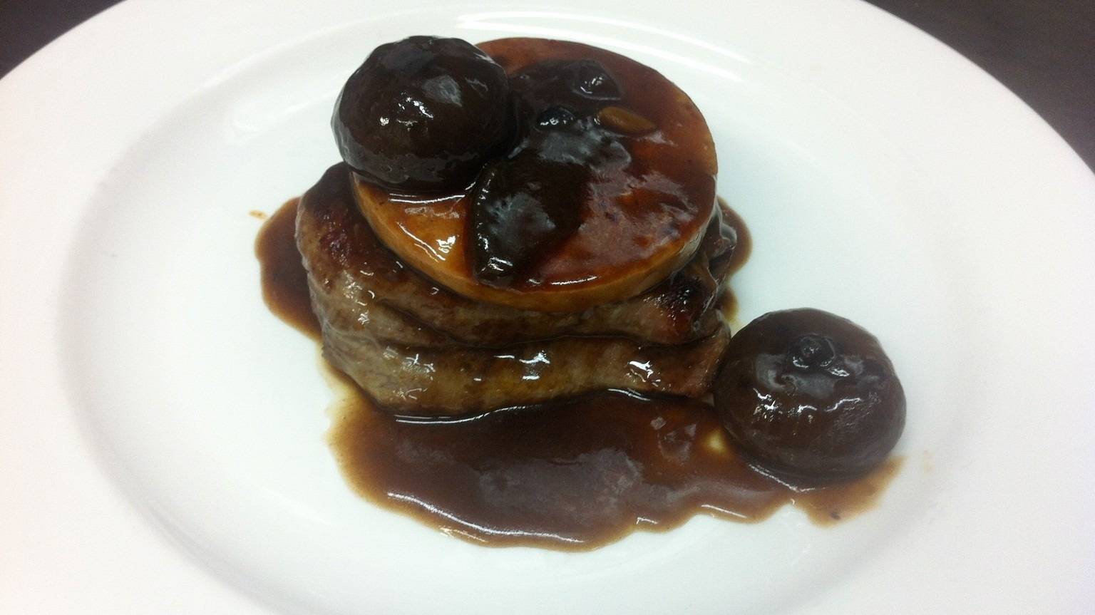 Taco de solomillo foie caramelizado cebollitas francesas y pedro ximenez.jpg Taco de solomillo foie caramelizado cebollitas francesas y pedro ximenez.jpg