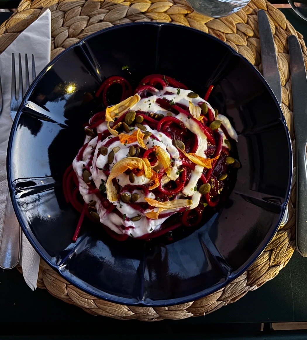 Spaghetti alla barbabietola, stracciatella e semi di zucca (Beetroot spaghetti, stracciatella e pumpkin seeds).jpeg
