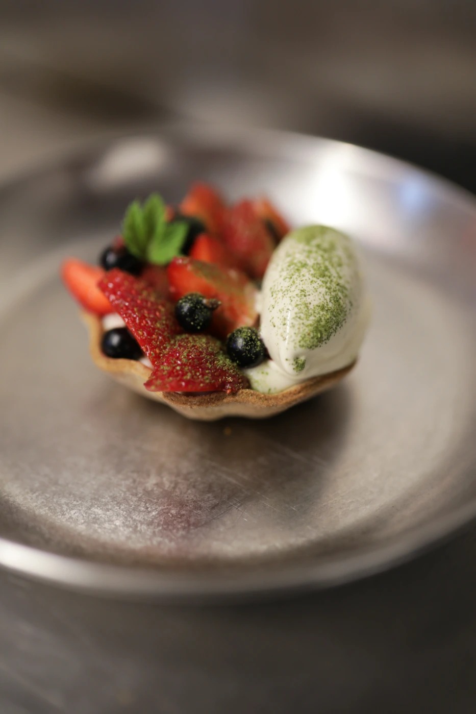Tartelette aux fruits rouges, glace à la feuille de cassis.jpg