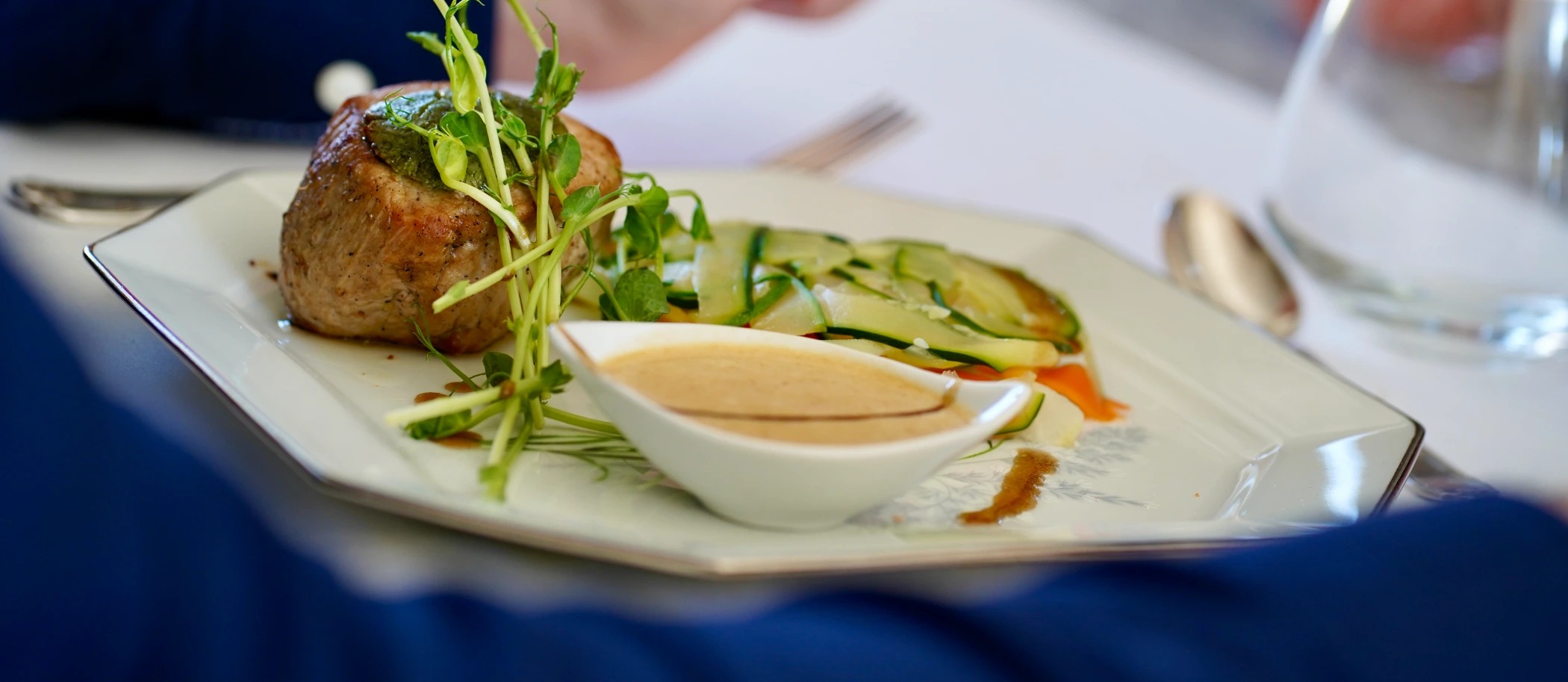 Pavé de veau en croûte d'herbes fraîche sau ce au vin jaune et tagliatelles de légumes.jpeg