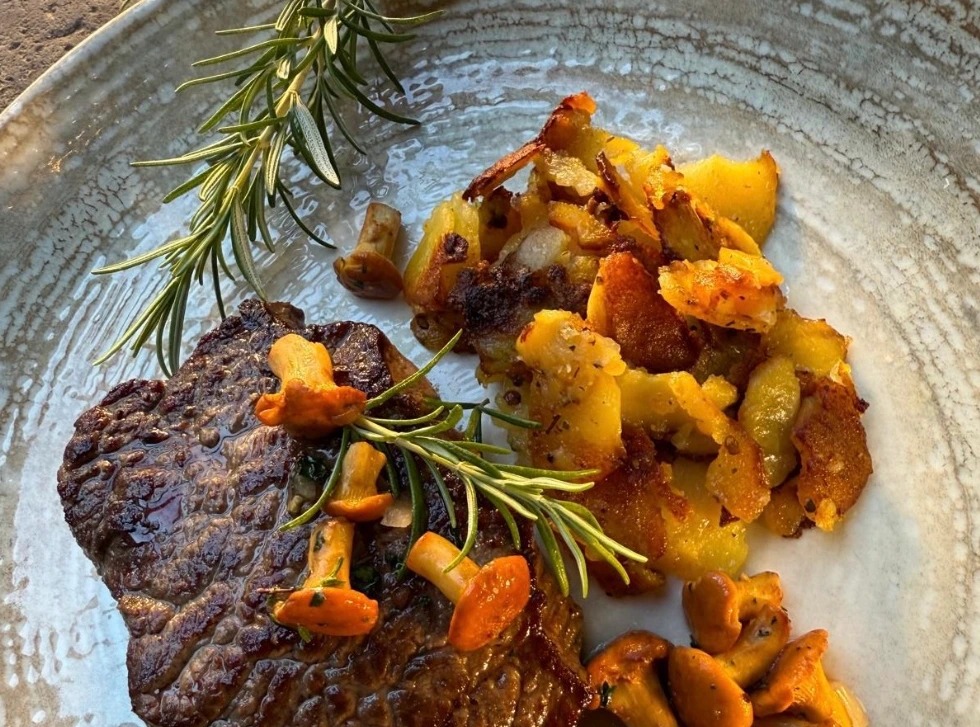 Rumpsteak, Pfifferlinge, Bratkartoffeln.jpg