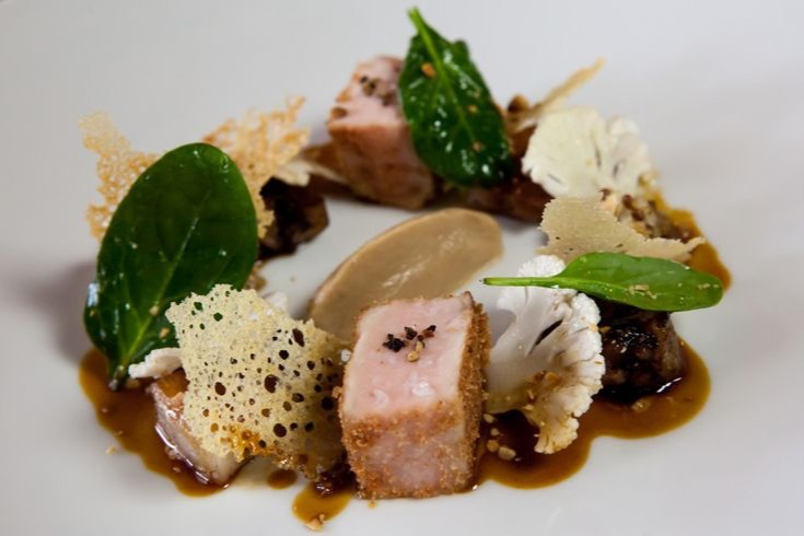 Noix de veau en chapelure de jambon, jus infusé aux graines de café et noisettes, purée de choux fleurs caramélisées.jpg Noix de veau en chapelure de jambon, jus infusé aux graines de café et noisettes, purée de choux fleurs caramélisées.jpg