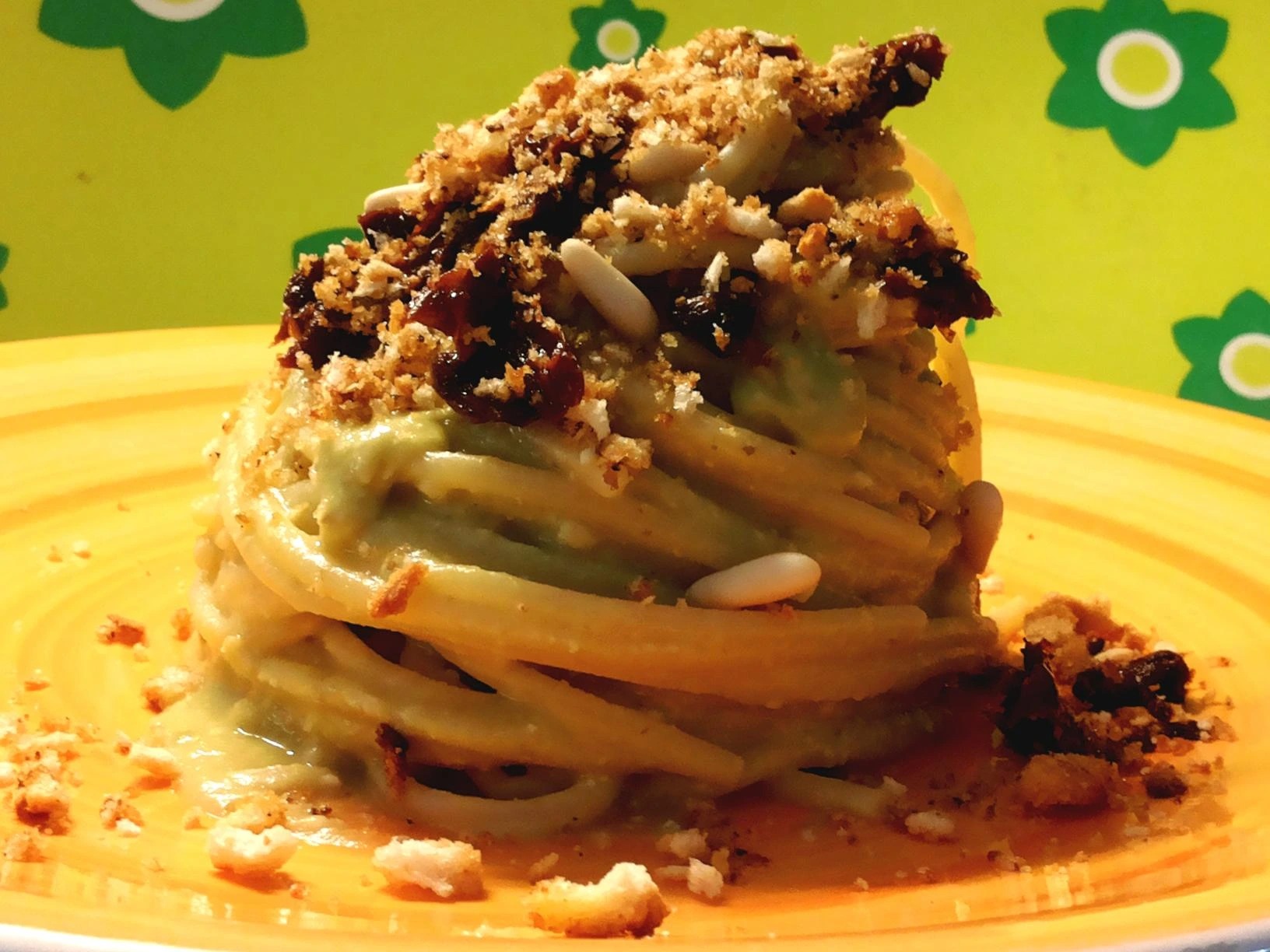 Spaghetti al pesto di avocado, pomodori secchi, pinoli e briciole di pane.jpg