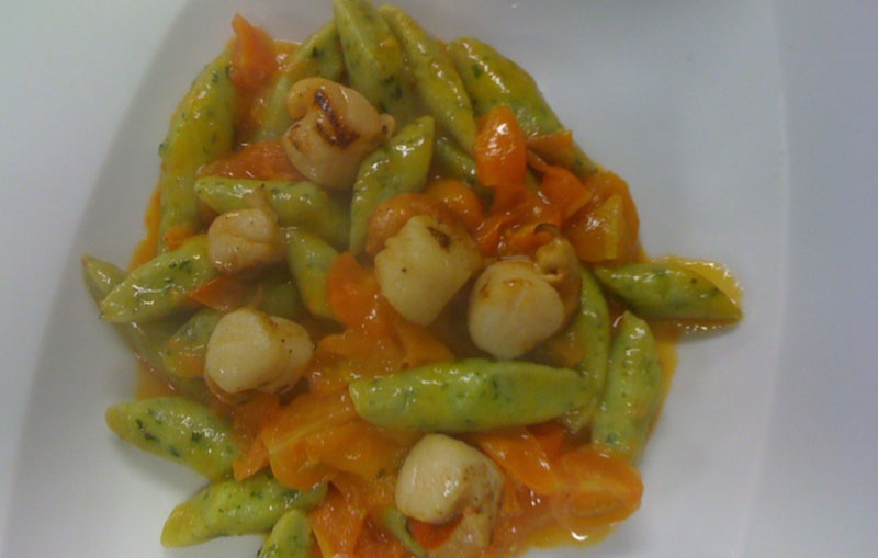 Gnocchi alla rucola con pomodori ciliegini e capesante dorate.jpg Gnocchi alla rucola con pomodori ciliegini e capesante dorate.jpg