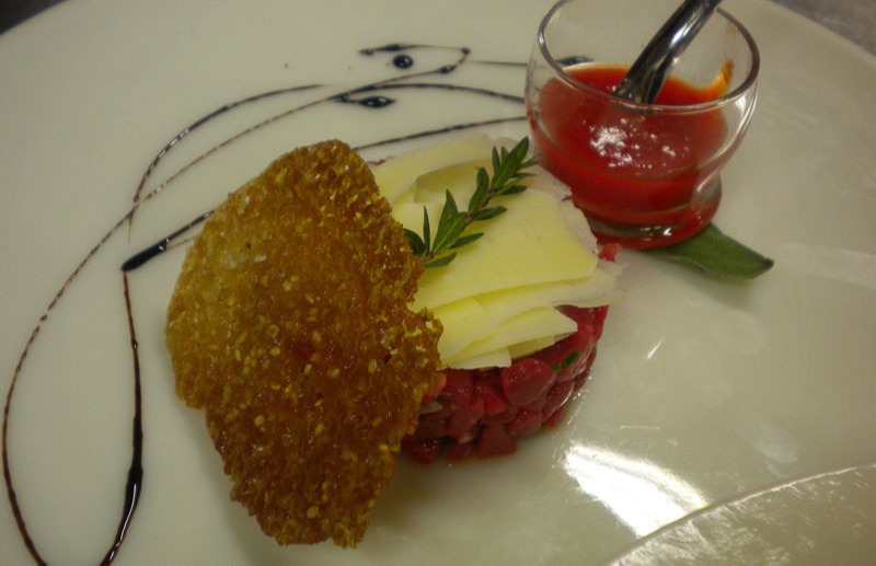 Tartara di manzo, scaglie di pecorino, sfoglia di zucchero e sesamo con mostarda ai peperoni.jpg Tartara di manzo, scaglie di pecorino, sfoglia di zucchero e sesamo con mostarda ai peperoni.jpg