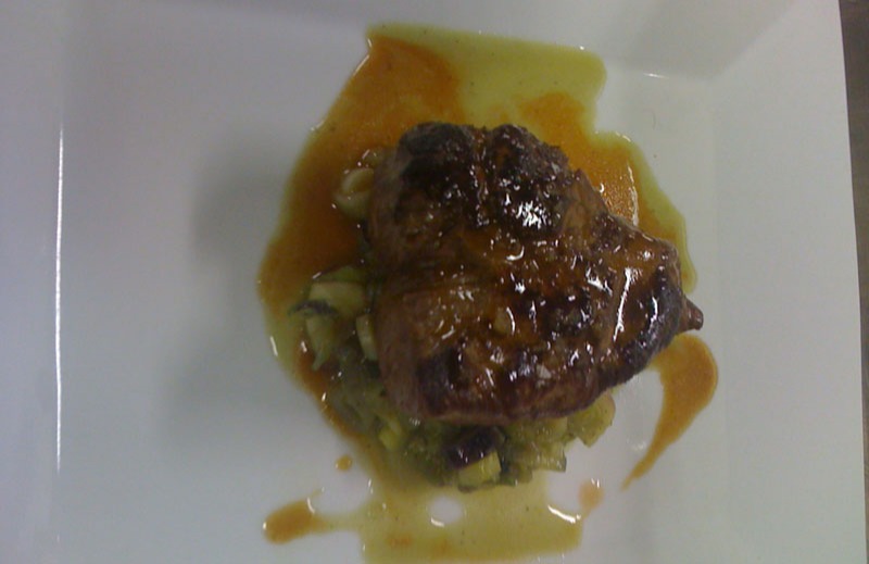 Controfiletto di manzo con cipollotti glassati al vin santo.jpg Controfiletto di manzo con cipollotti glassati al vin santo.jpg