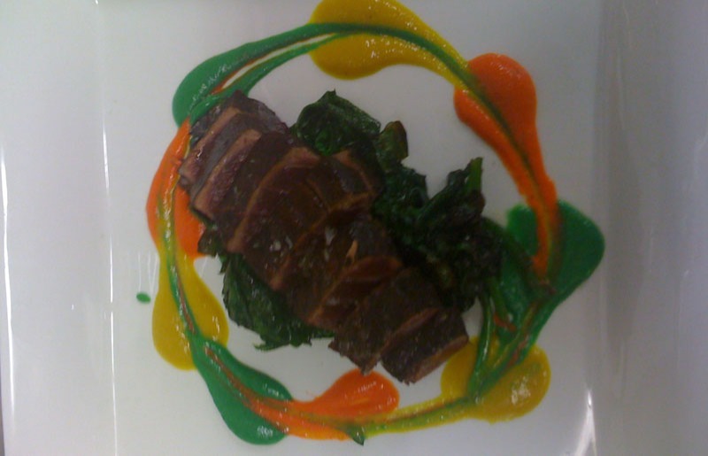 Tonno scottato al cacao con tre salse ai peperoni.jpg Tonno scottato al cacao con tre salse ai peperoni.jpg