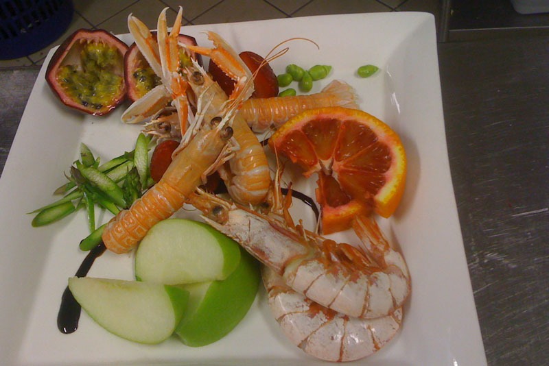 Catalana di scampi e gamberoni con frutta e verdura.jpg Catalana di scampi e gamberoni con frutta e verdura.jpg