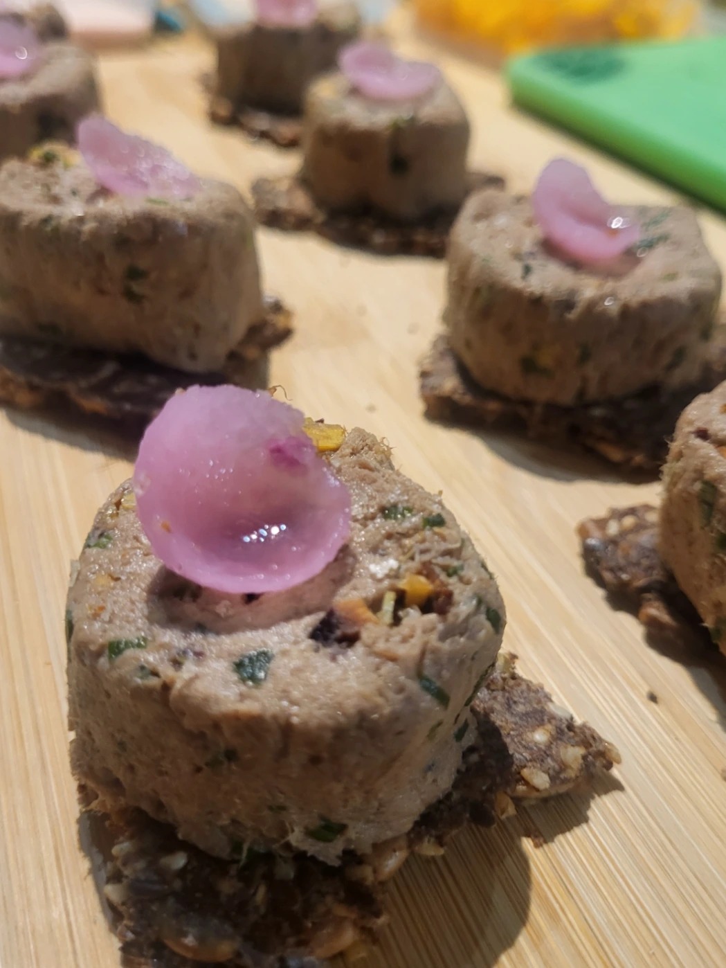 rillette de canard, croquant de graines .jpg