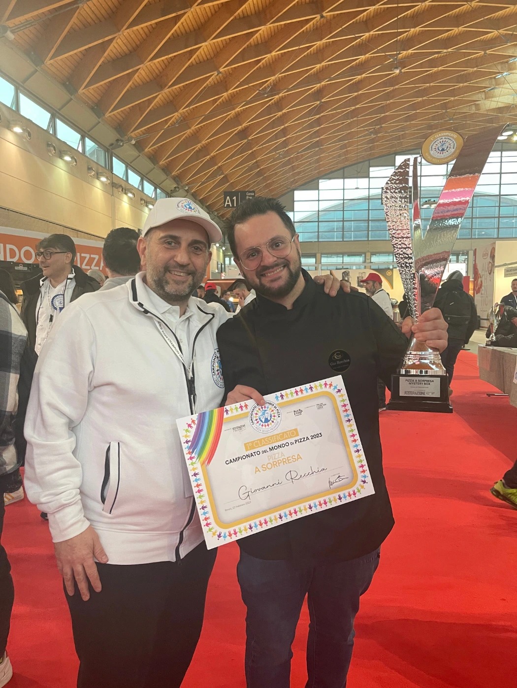 io e luciano con mio logo.png io e luciano con mio logo.png