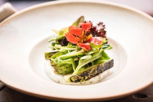 Baixa Charco_Salada de abobrinha, creme de ervilha e iogurte, folhas_MOR2243 ©rogerio voltan2018.jpg Baixa Charco_Salada de abobrinha, creme de ervilha e iogurte, folhas_MOR2243 ©rogerio voltan2018.jpg