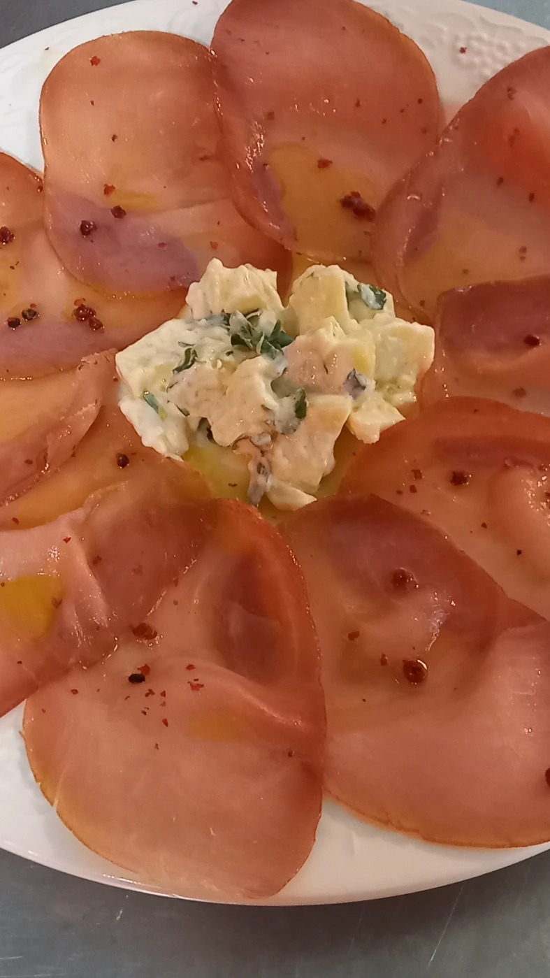 Tonno affumicato con insalata russa.jpg Tonno affumicato con insalata russa.jpg