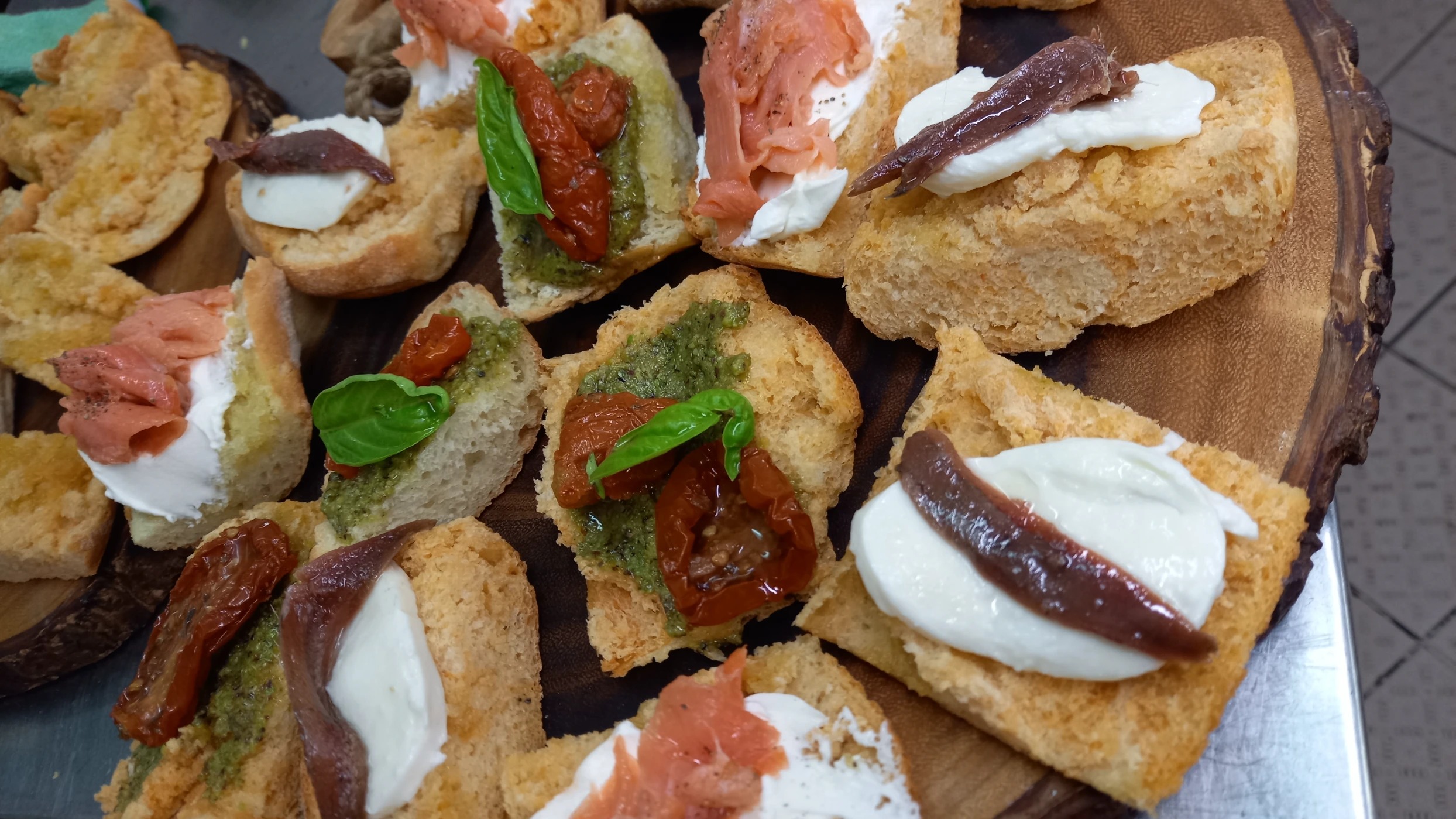 Crostini misti in tagliere tondo.jpg Crostini misti in tagliere tondo.jpg