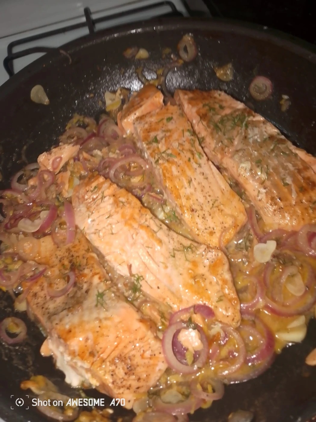 Salmon encebollado, aromatizado con finas hieras y vino ..jpeg