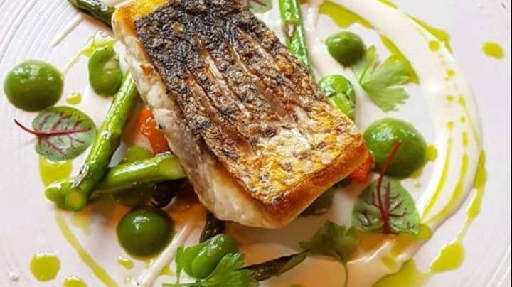 filete de robalo servido con pure de esparragos y salsa de limon.jpg
