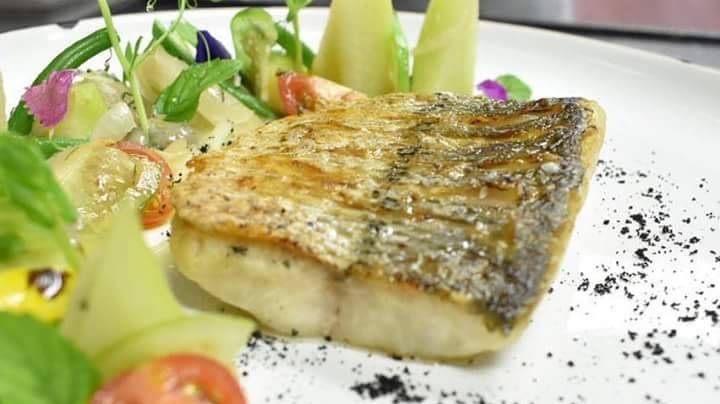 filete de lenguado ala parrilla servido con pera confitadas.jpg