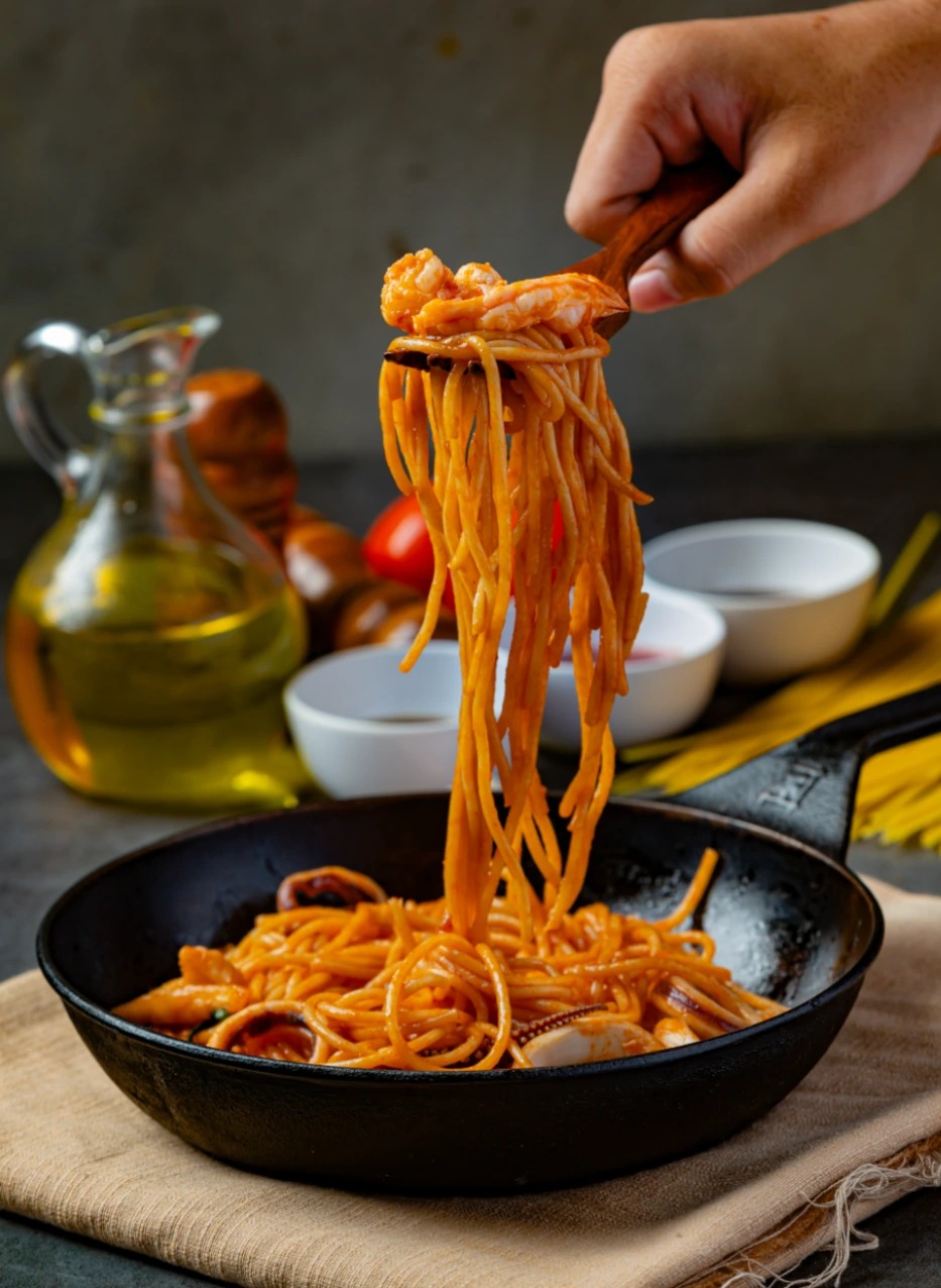 espaguetis-de-mariscos-con-salsa-de-tomate-decorados-con-hermosos-ingredientes.jpg espaguetis-de-mariscos-con-salsa-de-tomate-decorados-con-hermosos-ingredientes.jpg