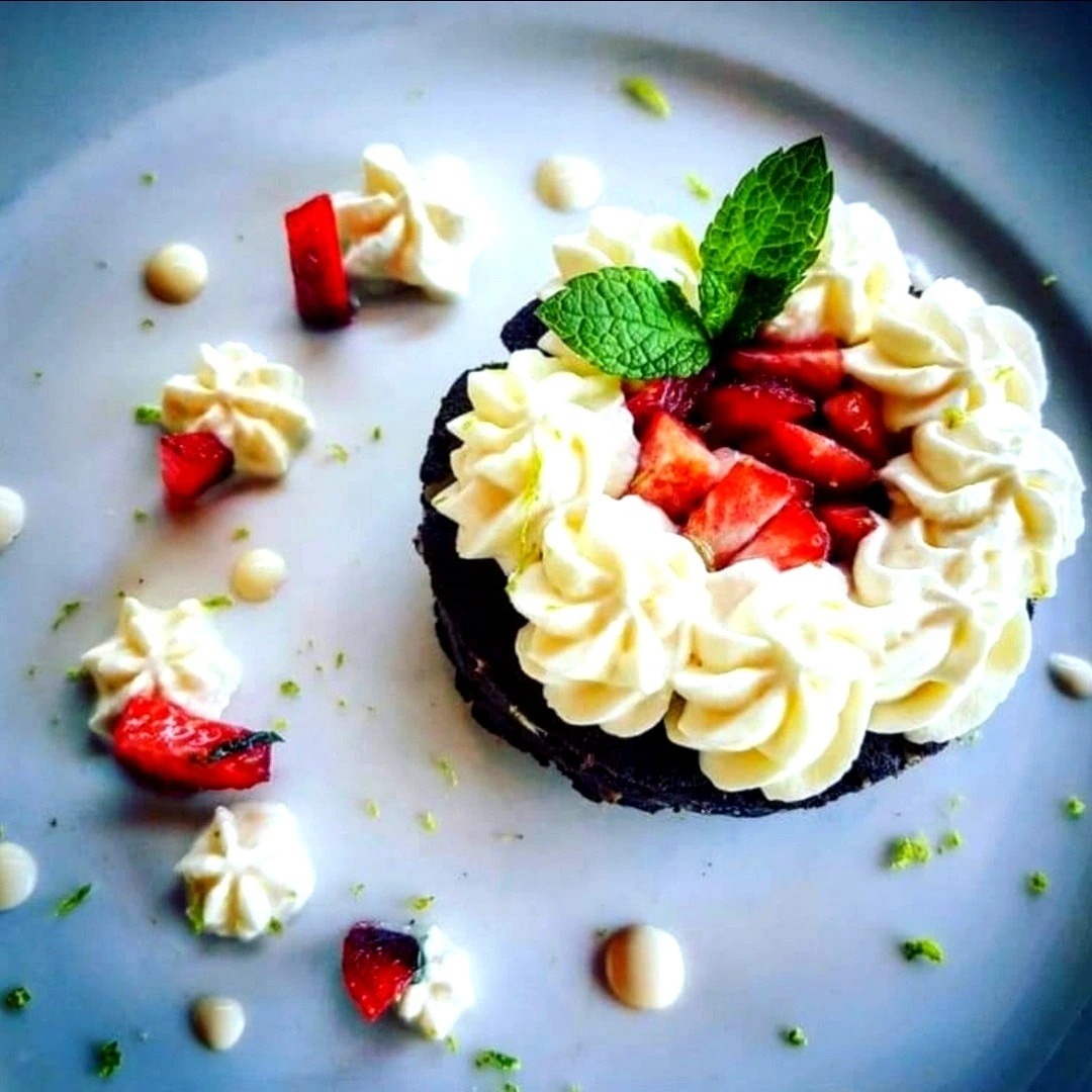 Moelleux chocolat cœur fondant, crème légère au citron, agrumes et fraise fraîche.jpg