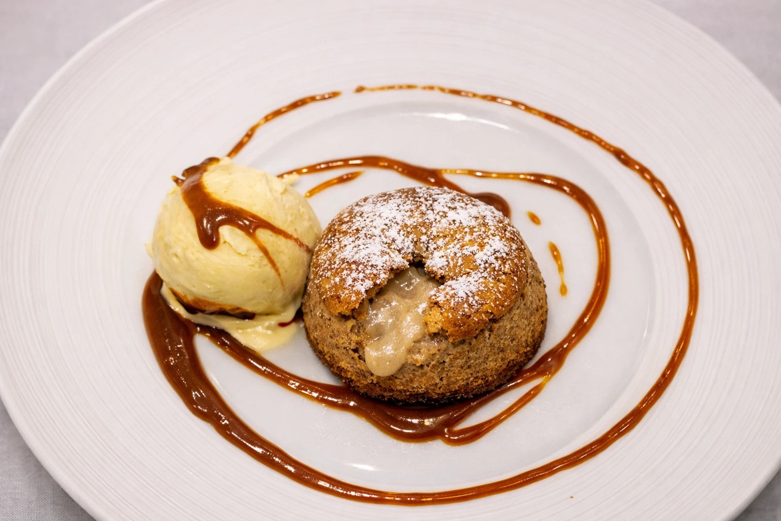 Moelleux de châtaigne cœur fondant, glace vanille et caramel onctueux.png
