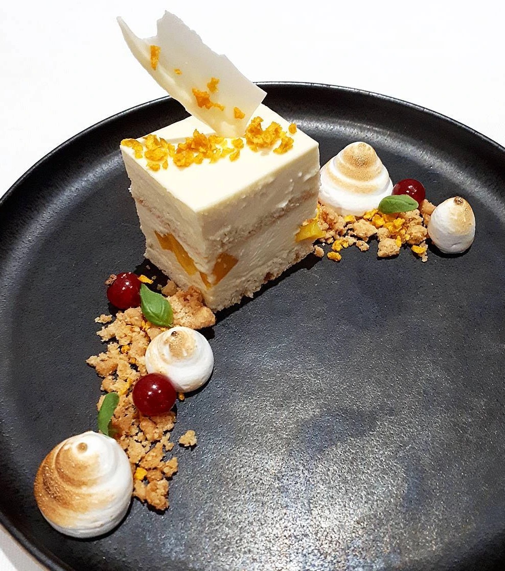 White chocolate cake, mango, baby italian meringue.jpg White chocolate cake, mango, baby italian meringue.jpg