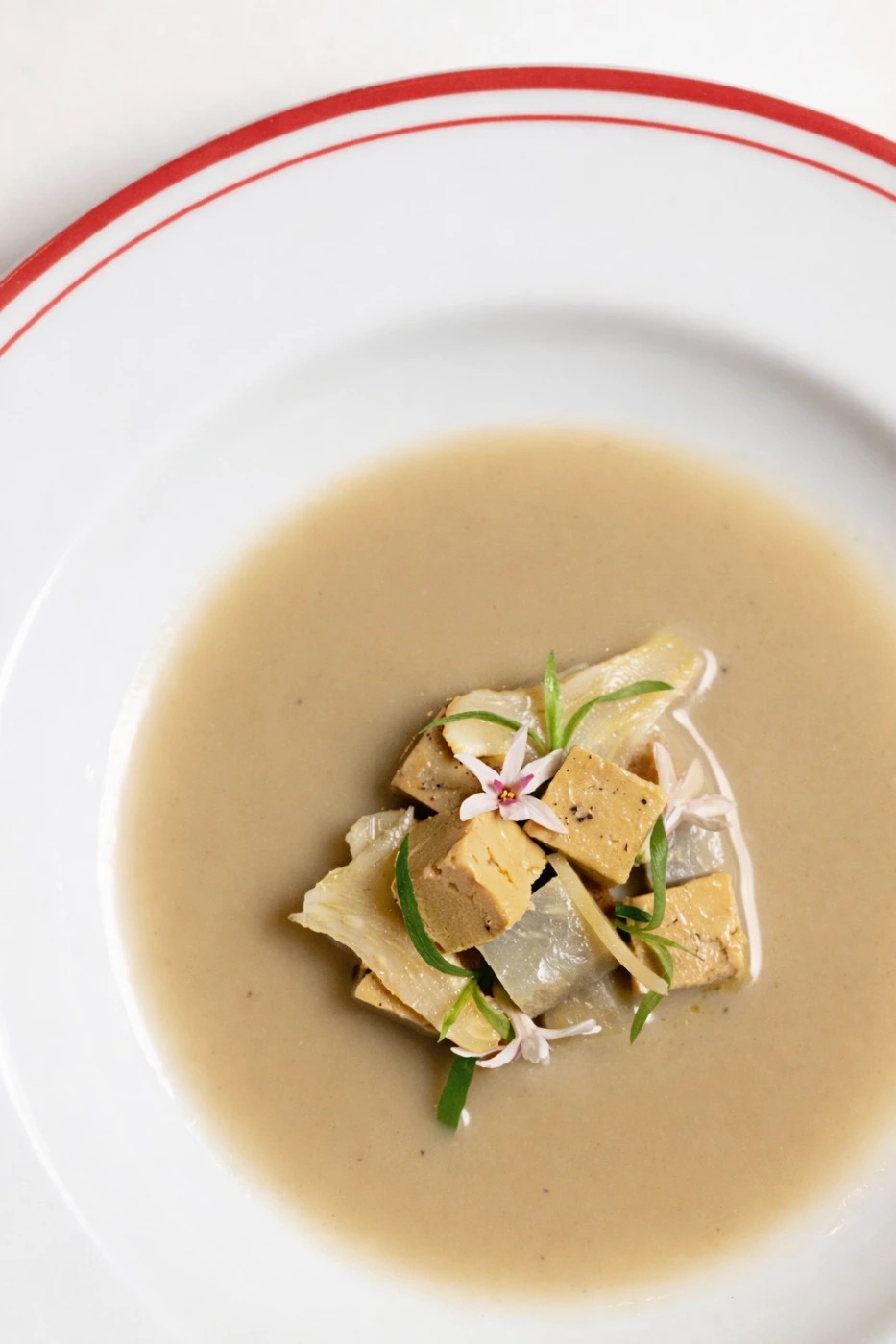 Plat délicat avec tofu et fleurs.png