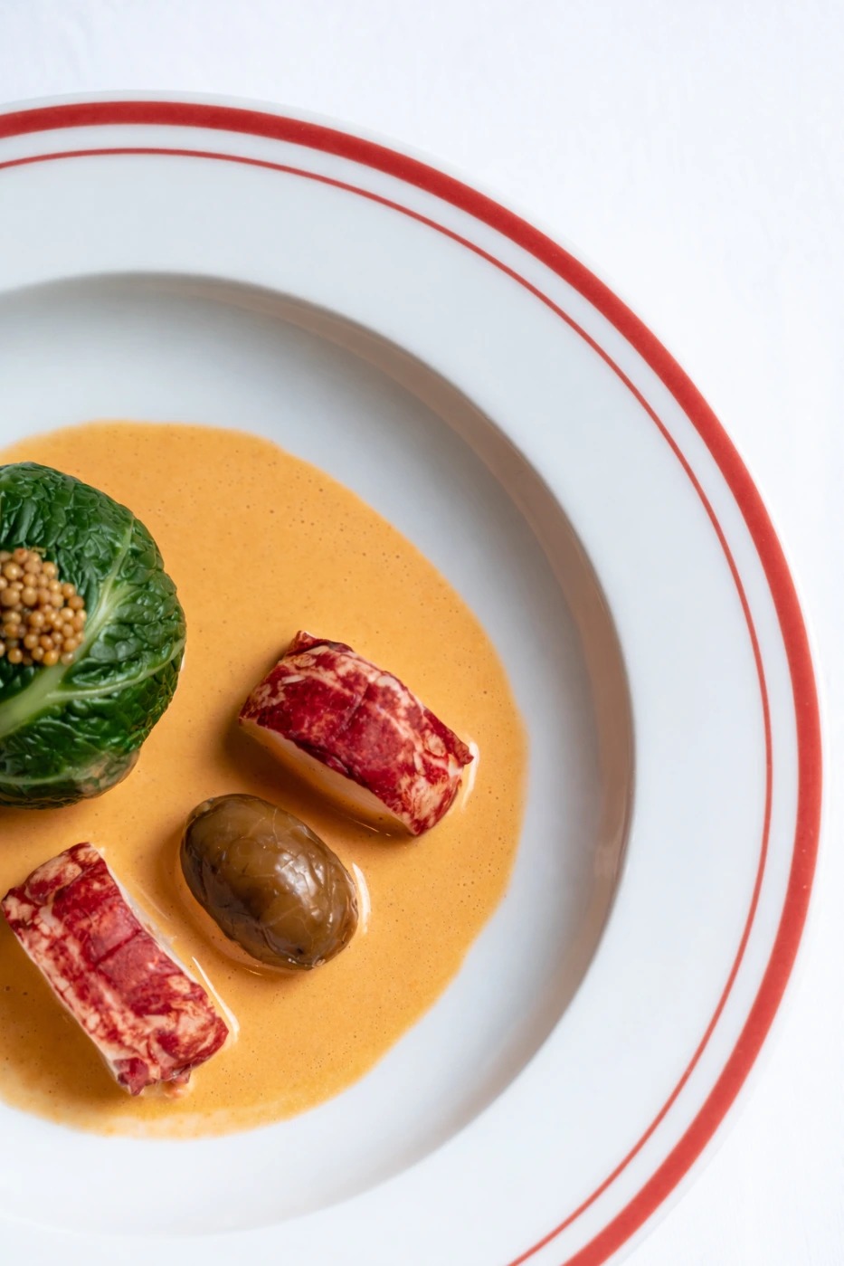 Plat gastronomique sophistiqué et coloré.png