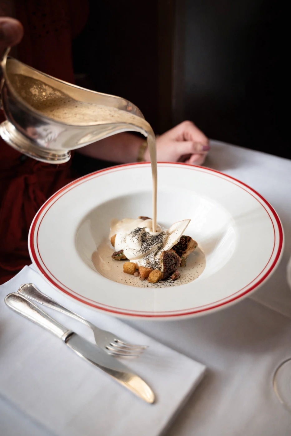 Sauce délicate sur plat raffiné.png