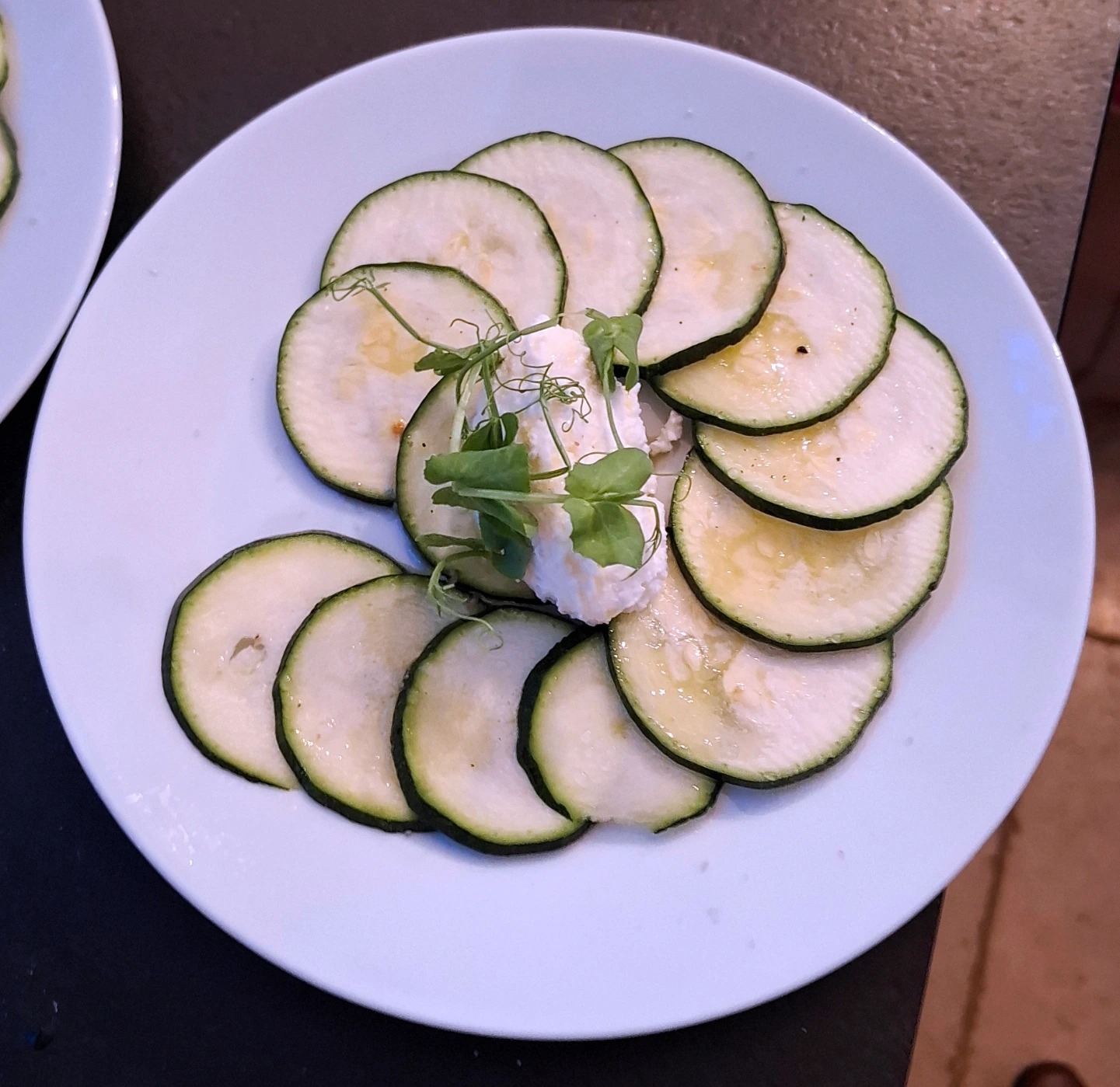 carpcacio de courgette huile a la truffe quenelle de brousse chef prive traiteur cuisine pour tous.jpg