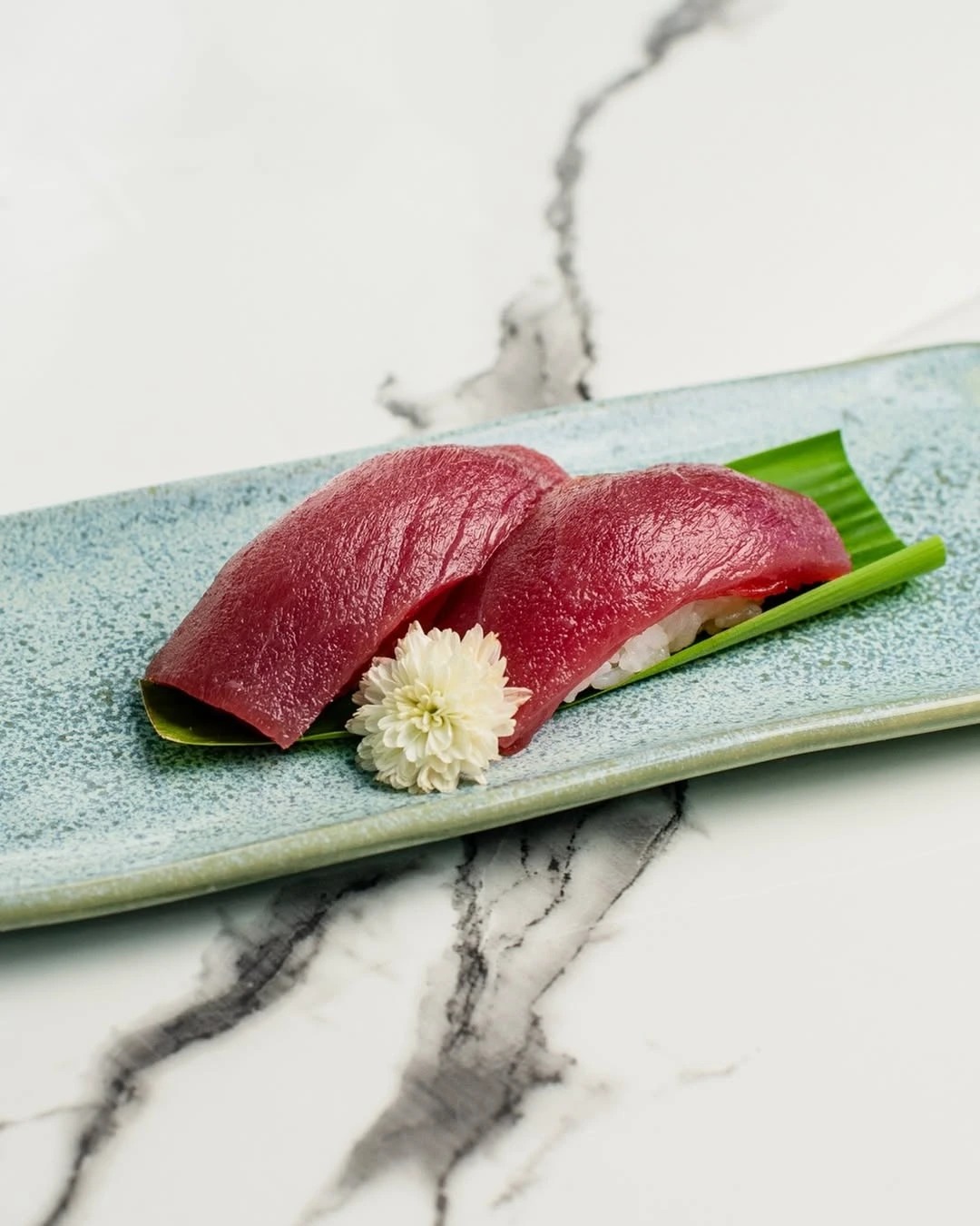 Nigiri no estilo Kabuse (被せ握り)Corte preciso, arroz leve, peixe que fala por si.Respeito à técnic.jpg Nigiri no estilo Kabuse (被せ握り)Corte preciso, arroz leve, peixe que fala por si.Respeito à técnic.jpg