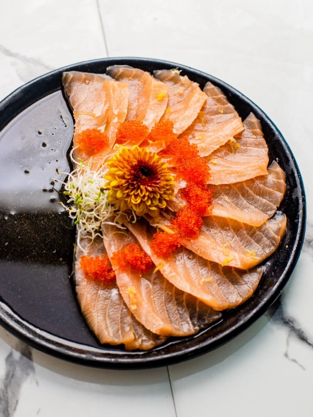 Usuzukuri Shake Massagô (サーモン薄造り マサゴ)Lâminas de salmão temperadas com flor de sal, azeite trufad.jpg Usuzukuri Shake Massagô (サーモン薄造り マサゴ)Lâminas de salmão temperadas com flor de sal, azeite trufad.jpg