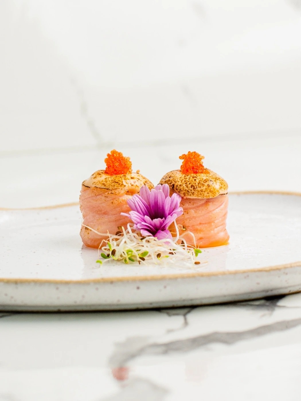 Jou Cream Truffle (上トリュフクリーム)Arroz envolto por salmão levemente selado ao molho tamagô maçaricad (1).jpg Jou Cream Truffle (上トリュフクリーム)Arroz envolto por salmão levemente selado ao molho tamagô maçaricad (1).jpg