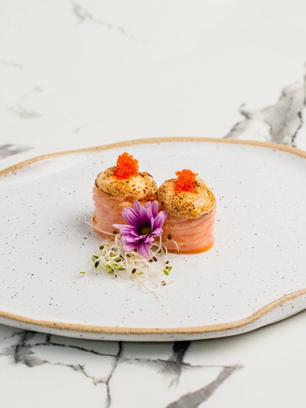 Jou Cream Truffle (上トリュフクリーム)Arroz envolto por salmão levemente selado ao molho tamagô maçaricad.jpg Jou Cream Truffle (上トリュフクリーム)Arroz envolto por salmão levemente selado ao molho tamagô maçaricad.jpg