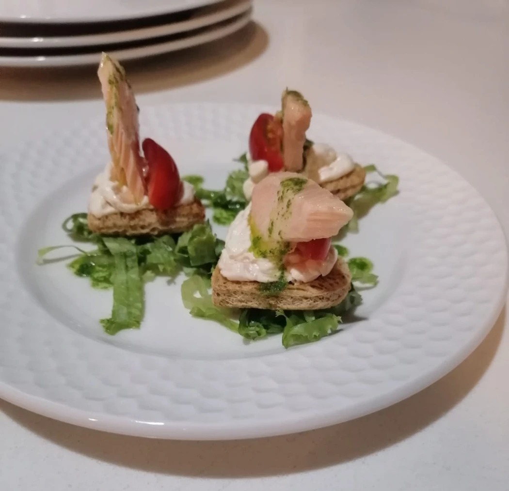 canapes de salmon ahumado.jpeg