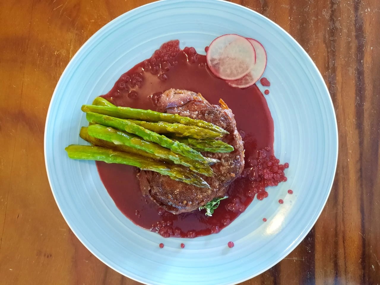 Filete de mignon en salsa de frutos rojos y espárragos arriba.jpeg